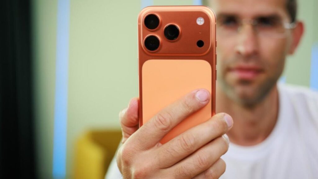 Apple iPhone 17 Pro mysteriously changes color from Cosmic Orange to Rose Gold Apple iPhone 17 Pro mysteriously changes color from Cosmic Orange to Rose Gold