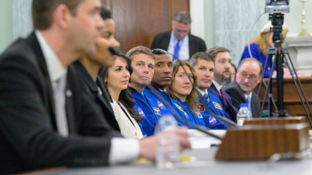 Elon Musk just declared war on NASA’s acting administrator, apparently Elon Musk just declared war on NASA’s acting administrator, apparently