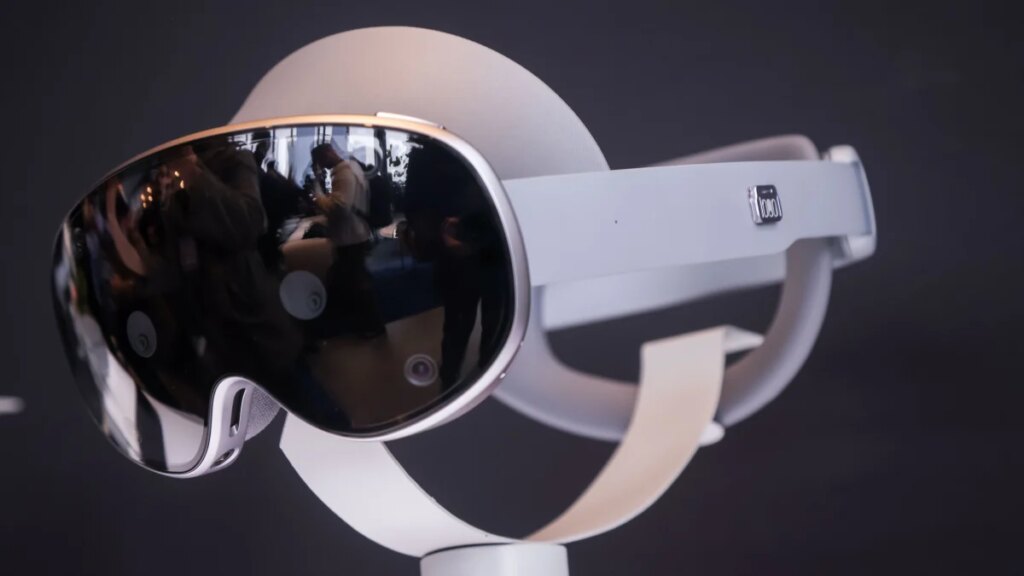 Samsung Galaxy XR vs Apple Vision Pro: Comparing specs and price Samsung Galaxy XR vs Apple Vision Pro: Comparing specs and price