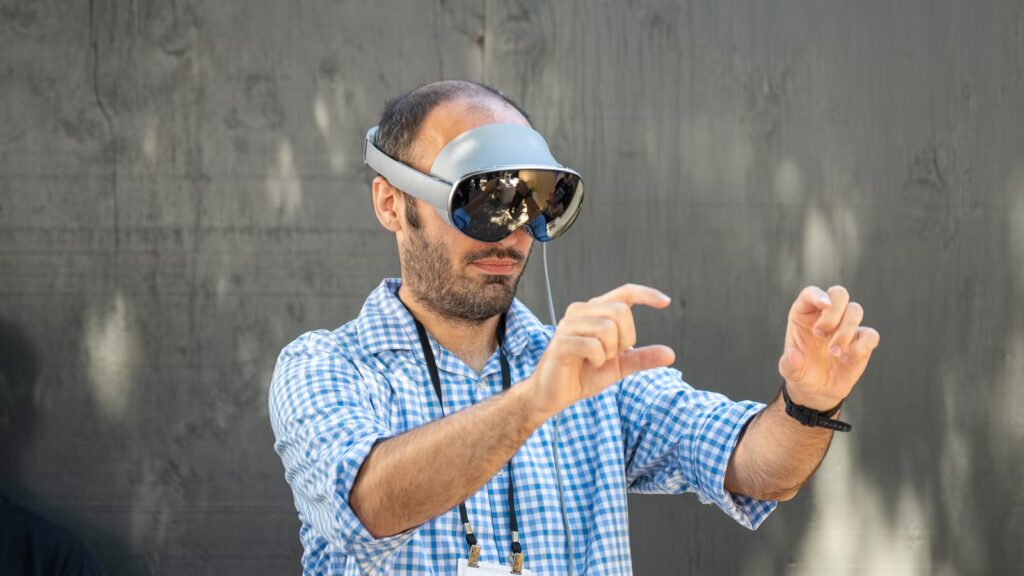 Samsung’s New Galaxy XR Headset Could Succeed Where Apple Failed Samsung’s New Galaxy XR Headset Could Succeed Where Apple Failed