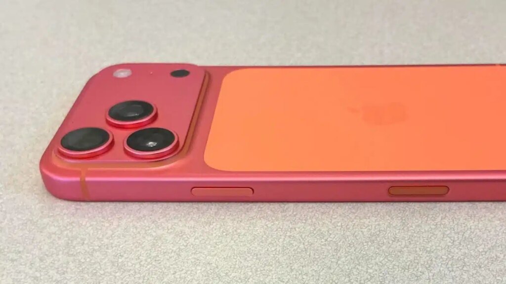 iPhone 17 Pro Cosmic Orange Color Developing Discoloration