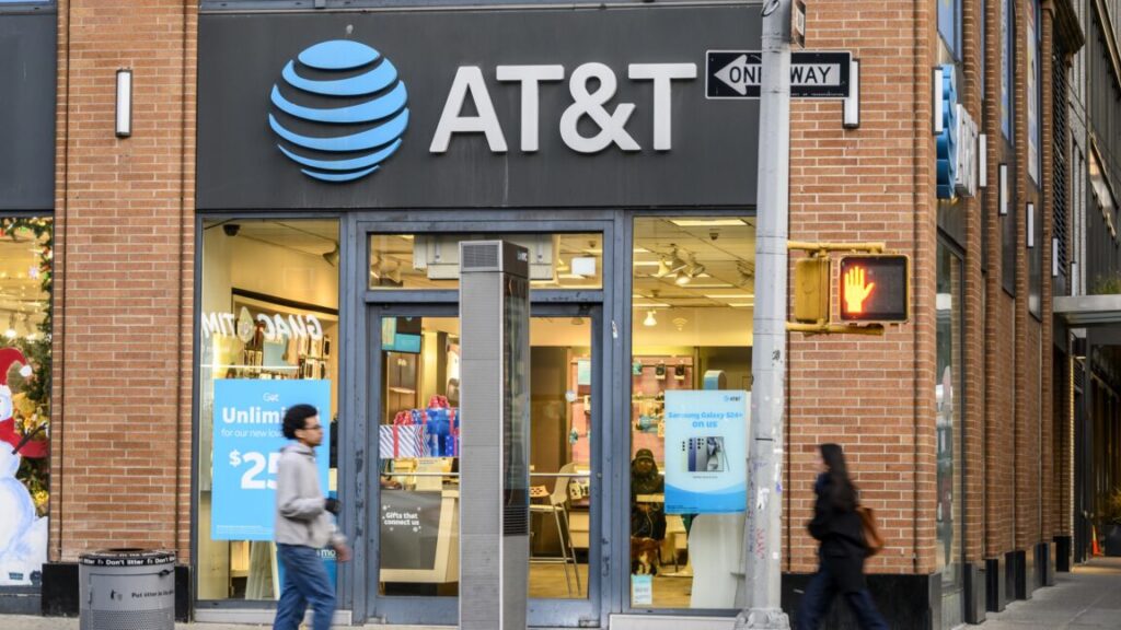 AT&T falsely promised “everyone” a free iPhone, ad-industry board rules
