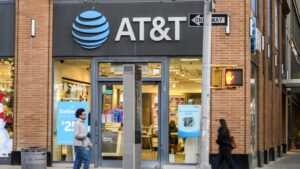 AT&T falsely promised “everyone” a free iPhone, ad-industry board rules AT&T falsely promised “everyone” a free iPhone, ad-industry board rules