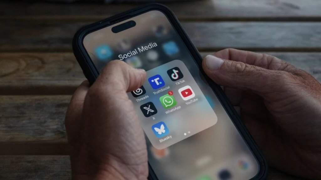 Among Social Media Users, Reddit Soars As X Stagnates