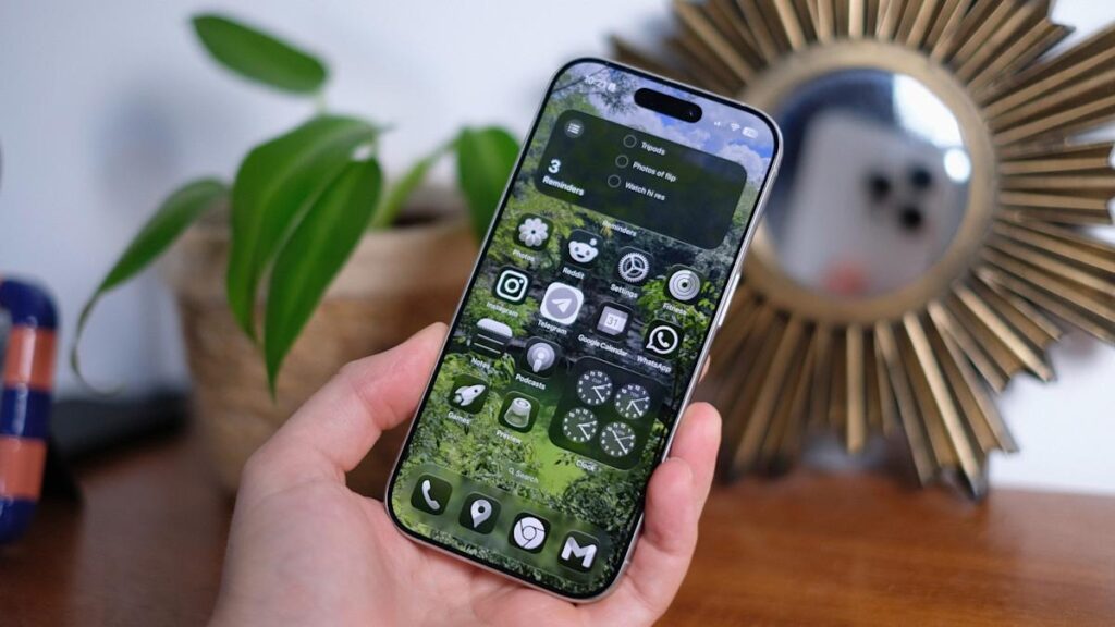 How to make your lock screen background holographic in iOS 26 How to make your lock screen background holographic in iOS 26