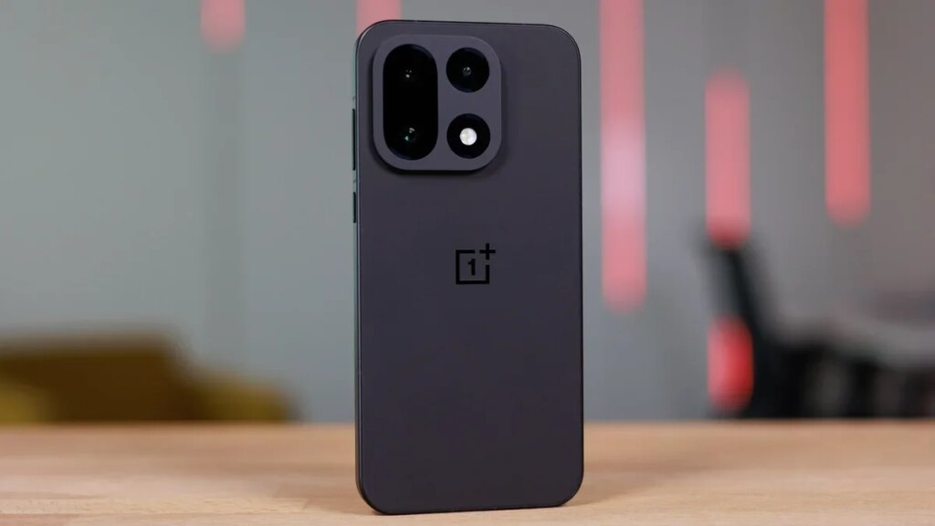 If the OnePlus 15 is out of reach, the excellent OnePlus 15R will be gentler to your wallet