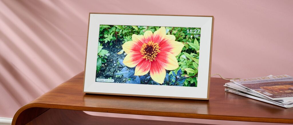 Pexar Starlight 15.6-inch review: this stunning digital photo frame will make both your photos and your living room glow