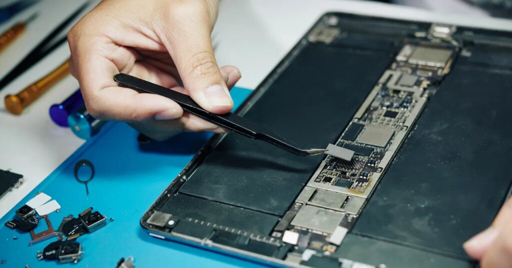 This Group Pays Bounties to Repair Broken Devices—Even if the Fix Breaks the Law This Group Pays Bounties to Repair Broken Devices—Even if the Fix Breaks the Law